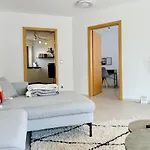 Zentrales Apartment, Penzberg, 2 Schlafzimmer, Balkon, Parkplatz Apartamento *