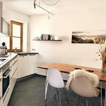 Alpenbasis Penzberg, 2-schlafzimmer, Work & Travel, Netflix, Parkplatz Apartment *